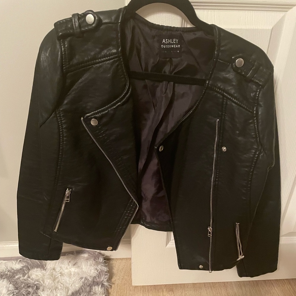 COPY - Women’s size large faux leather jacket. Fits more like a medium.